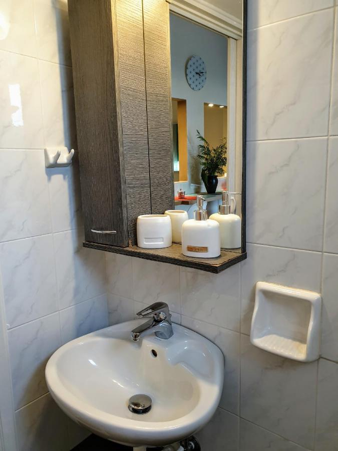 Apartment House 3 *